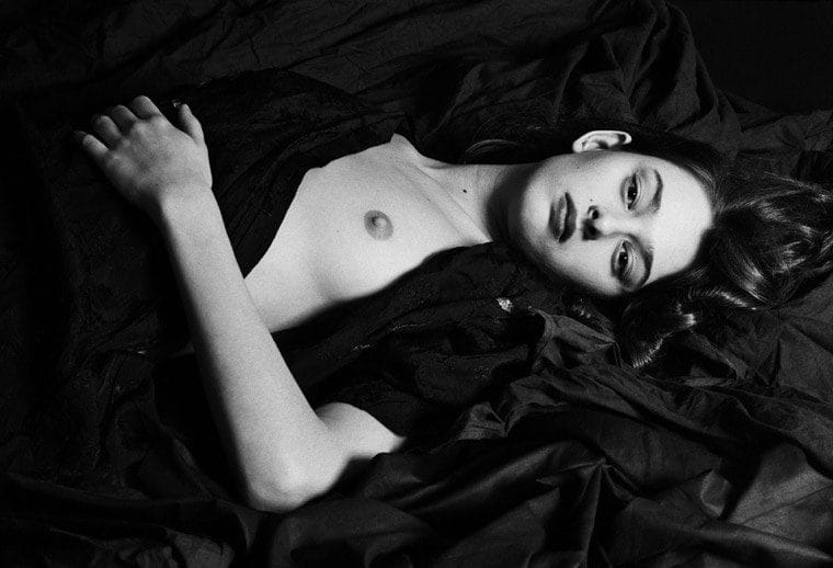 Kvinna på svart lakan, fotografi av Caroline Roosmark